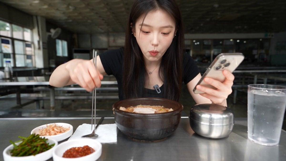 Seedance prompt example — Single Woman Eats Korean Pork-And-Rice
